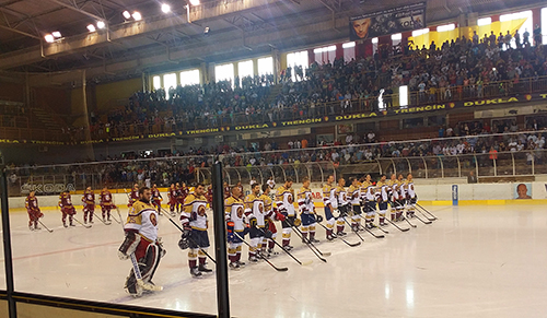 hymna Slovenskej republiky a Dukla Trenčín vs. Hviezdy NHL