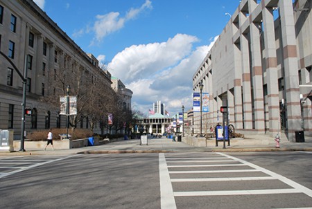 Vľavo Science and Nature Museum, vpravo Museum of History