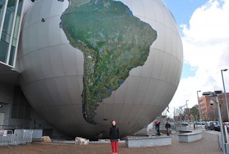 Ja pred obrovskou zeleguľou pri Science and Nature Museum, Raleigh